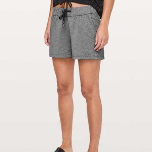 Lululemon On The Fly Shorts 2.5" Inseam Size 8 Heathered Black
